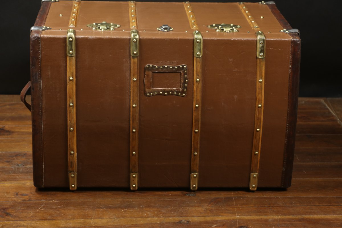 Belgian Curved Leather Trunk from Delvaux, 1920s for sale at Pamono