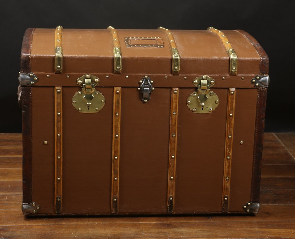 Belgian Curved Leather Trunk from Delvaux, 1920s for sale at Pamono