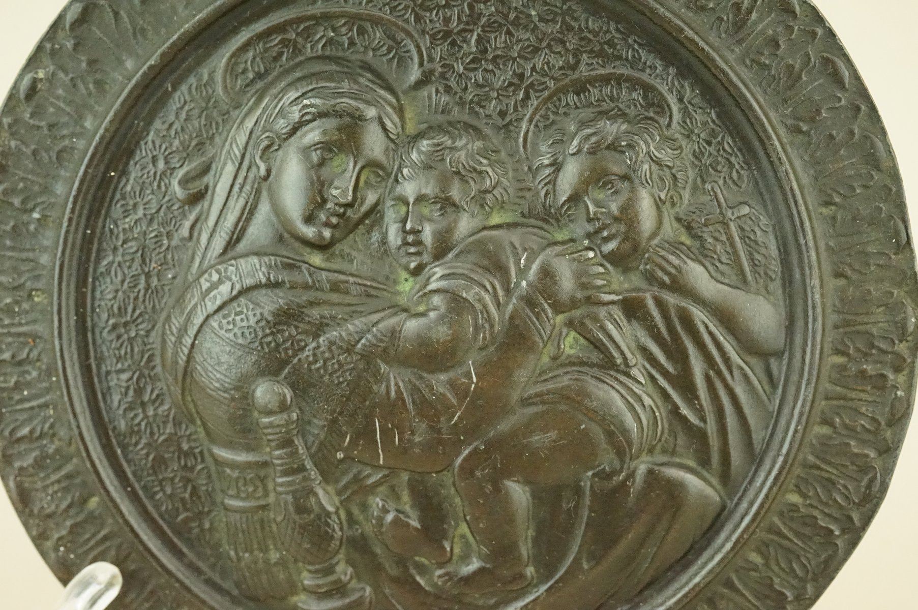Medaglione in bronzo con bassorilievo raffigurante la Madonna della