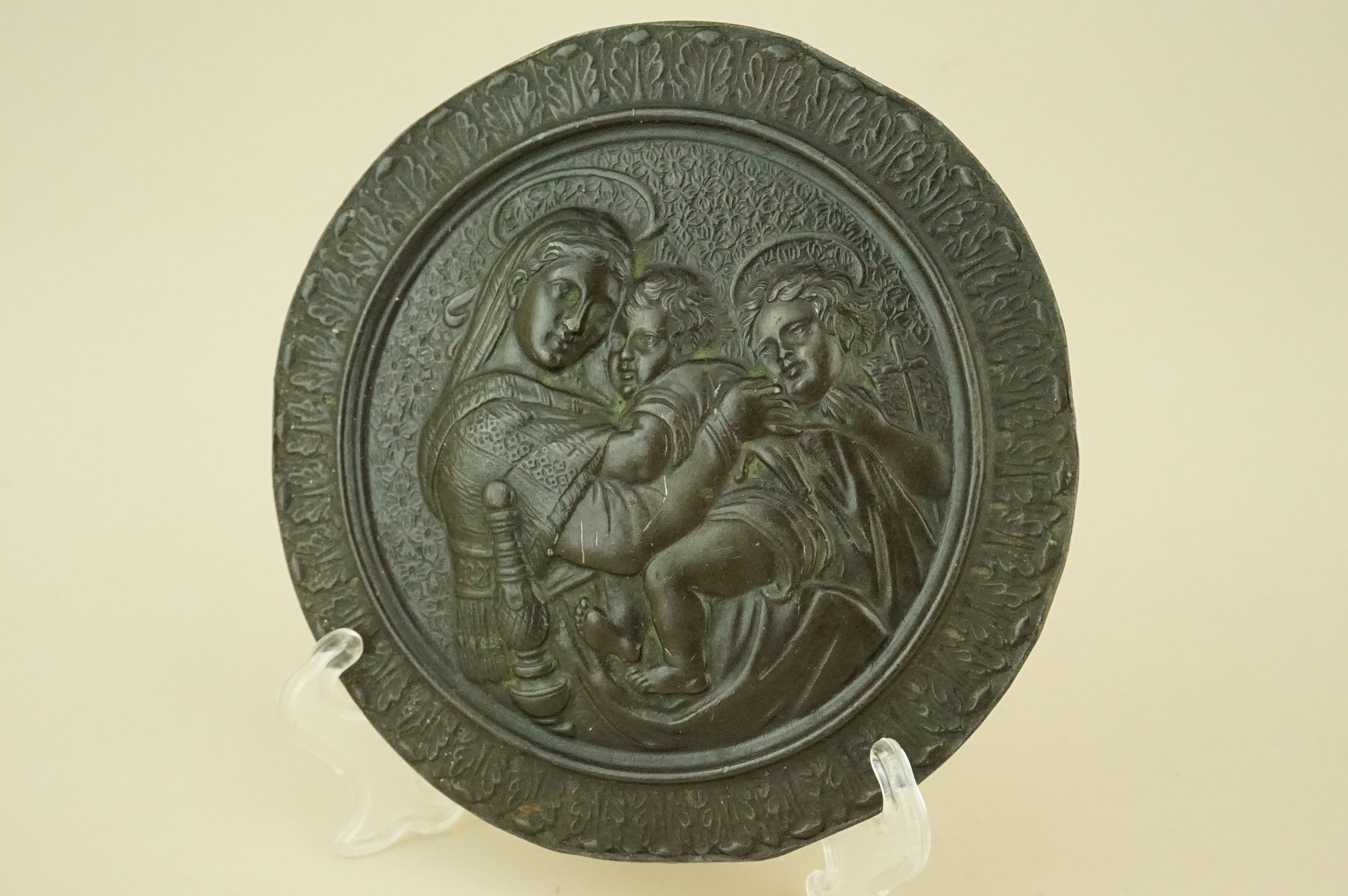 Médaillon en bronze avec bas-relief représentant la Madonna Della