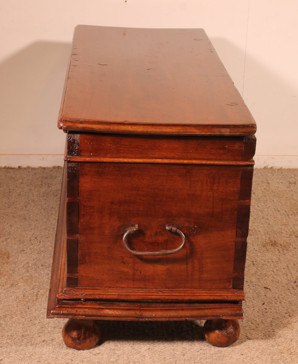 17th Century Spanish Chest in Walnut for sale at Pamono
