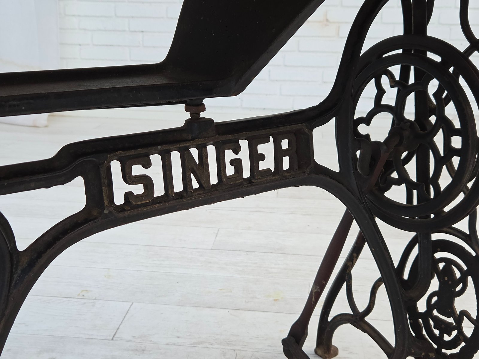 Singer Sewing Machine Table in Oak and Cast Iron, 1930s for sale at Pamono