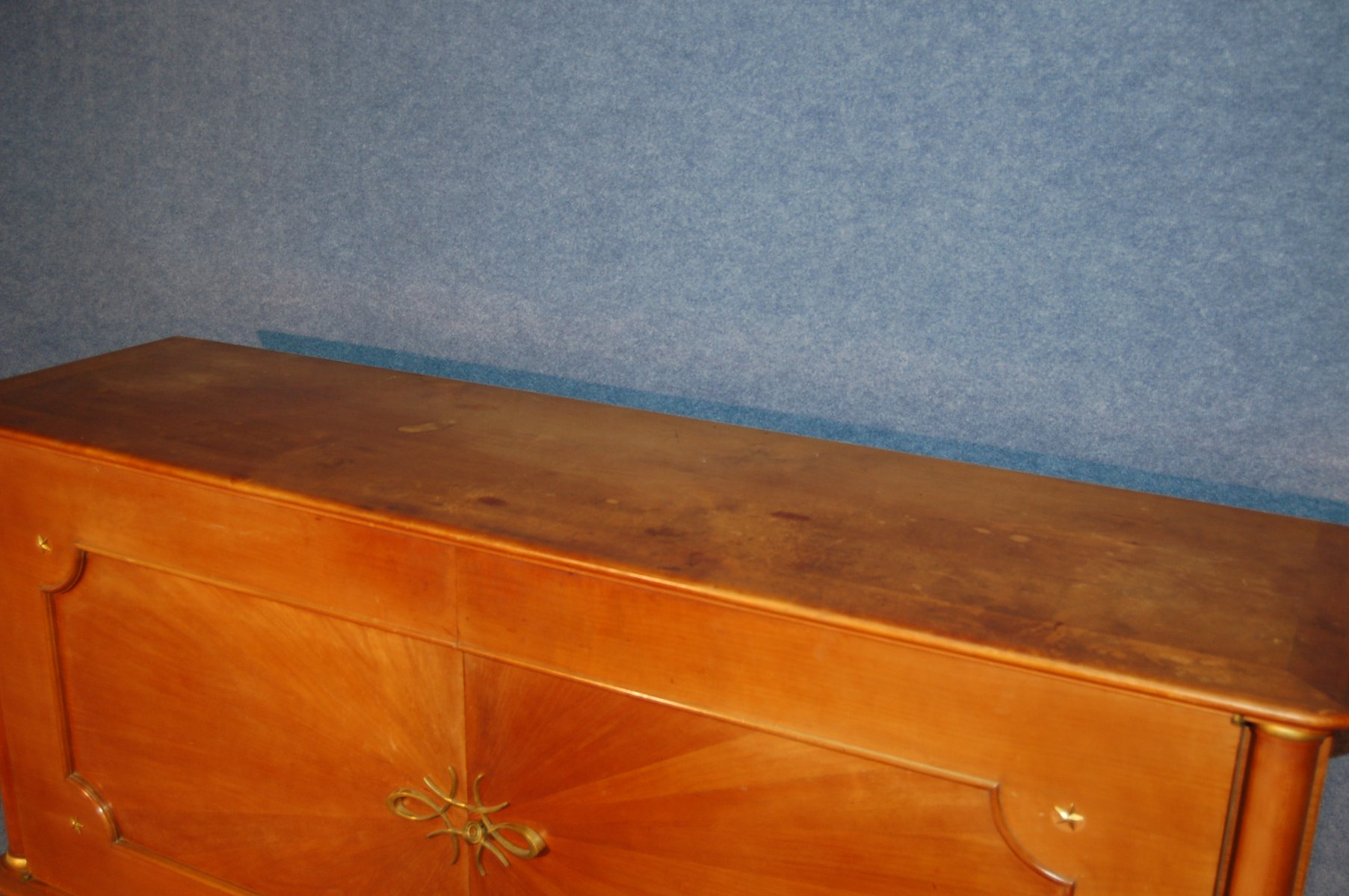 Aparador de madera clara con dos puertas, años 40 en venta en Pamono