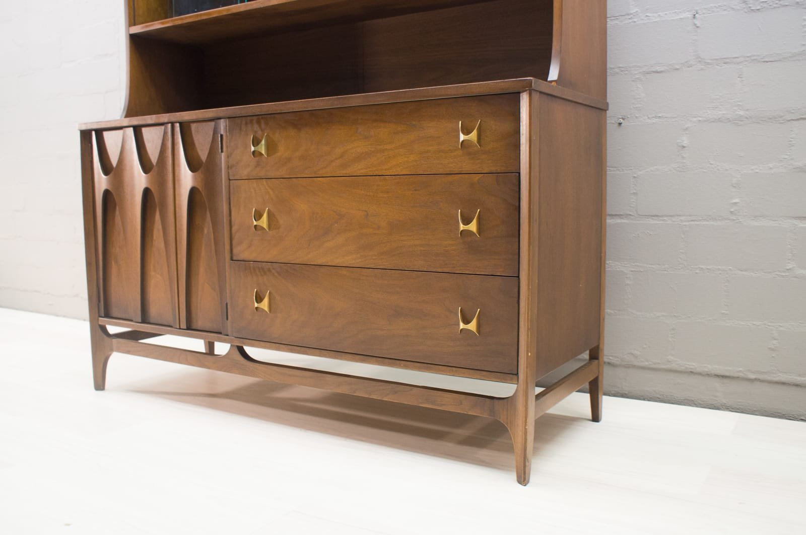 Credenza con vetrina di Broyhill Brasilia, anni \'60 in vendita su Pamono Credenza con vetrina di Broyhill Brasilia, anni \'60 in vendita su Pamono