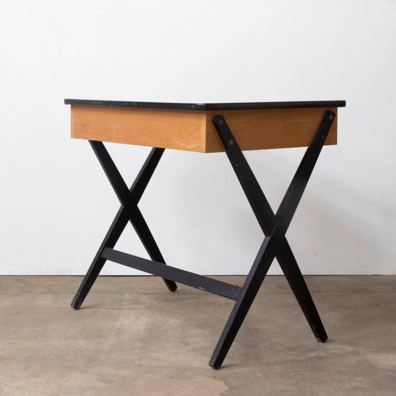 Escritorio de madera con cajón rojo y superficie de formica de Coen de