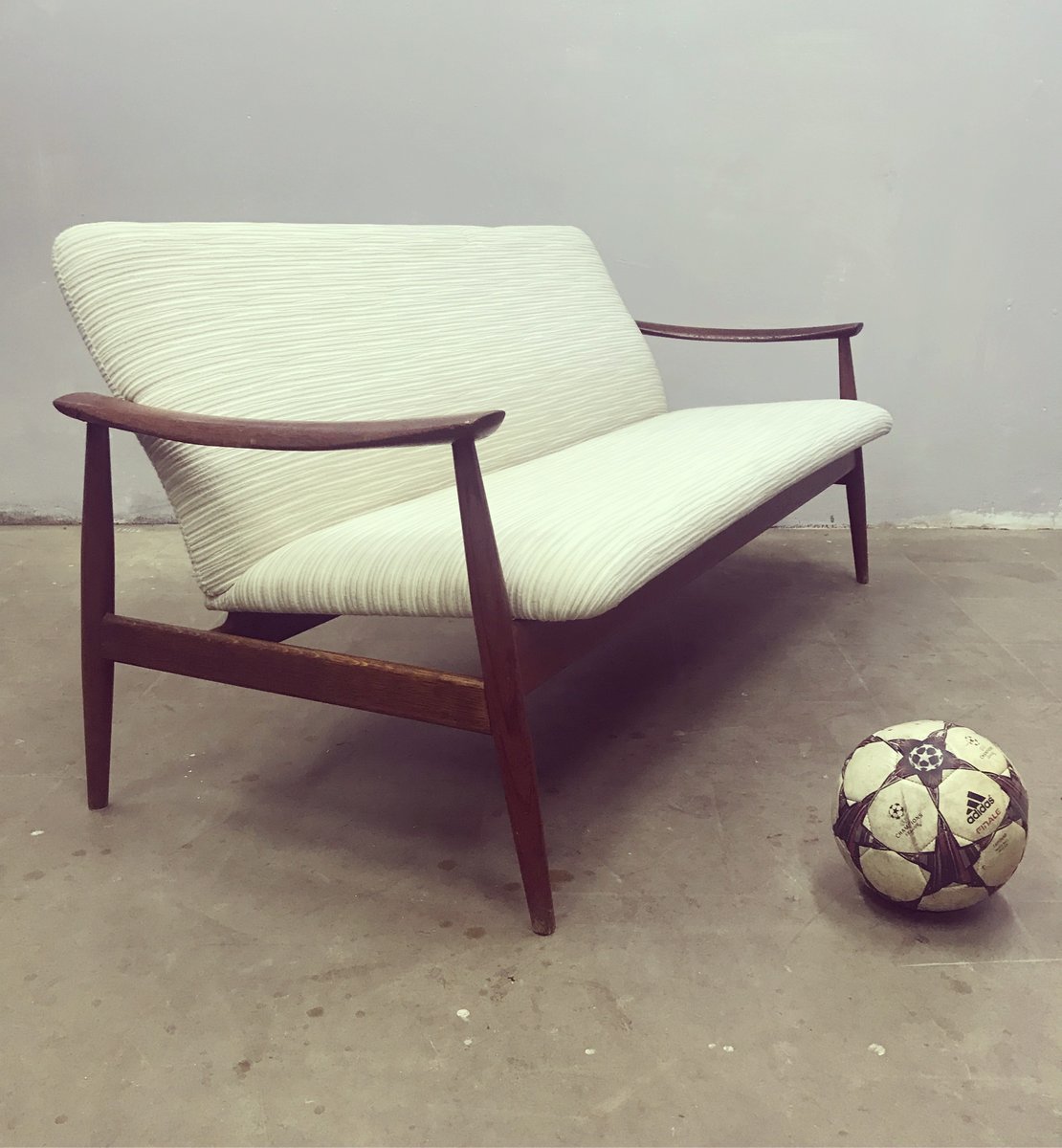 Danish Model 138 Sofa By Finn Juhl For France Søn 1960s Danish Model 138 Sofa By Finn Juhl For France Søn 1960s
