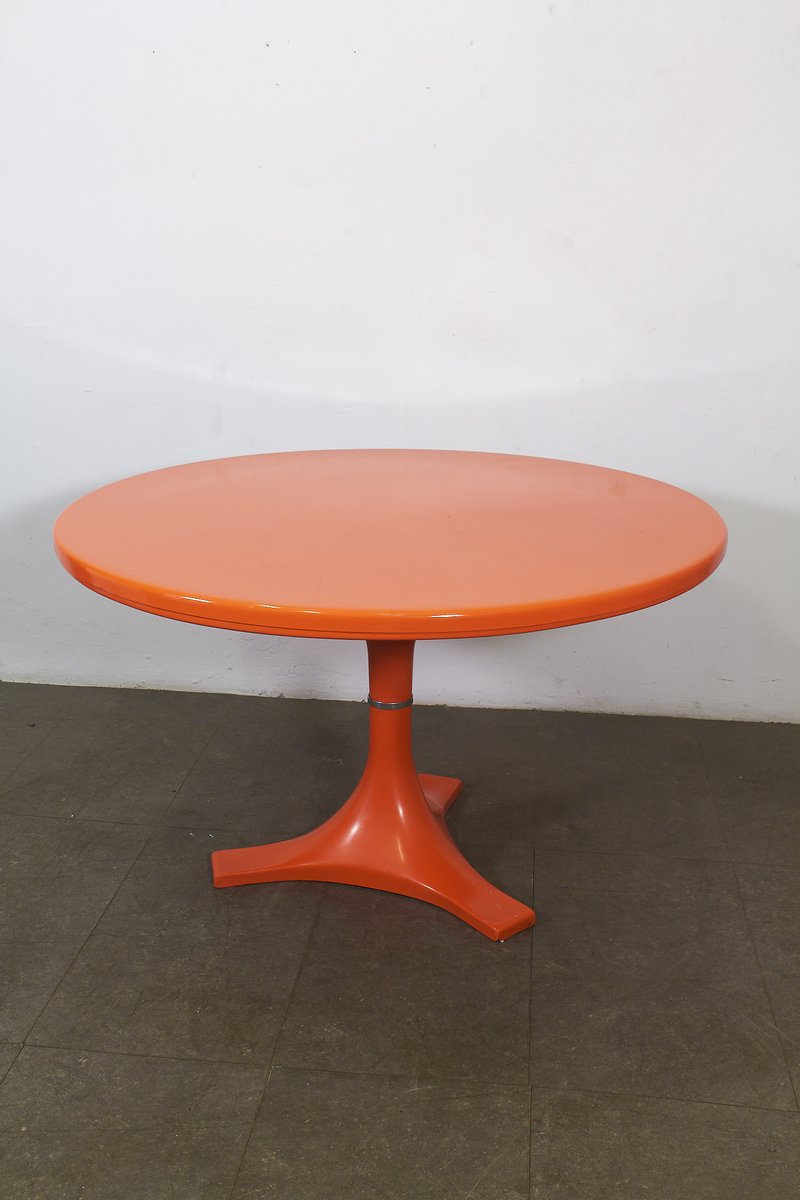 Space Age Tisch