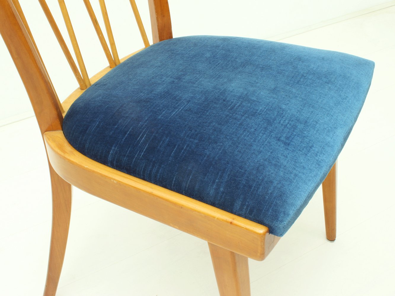 Esszimmerstühle aus Kirsche & Samt, 1950er, 4er Set bei Pamono kaufen