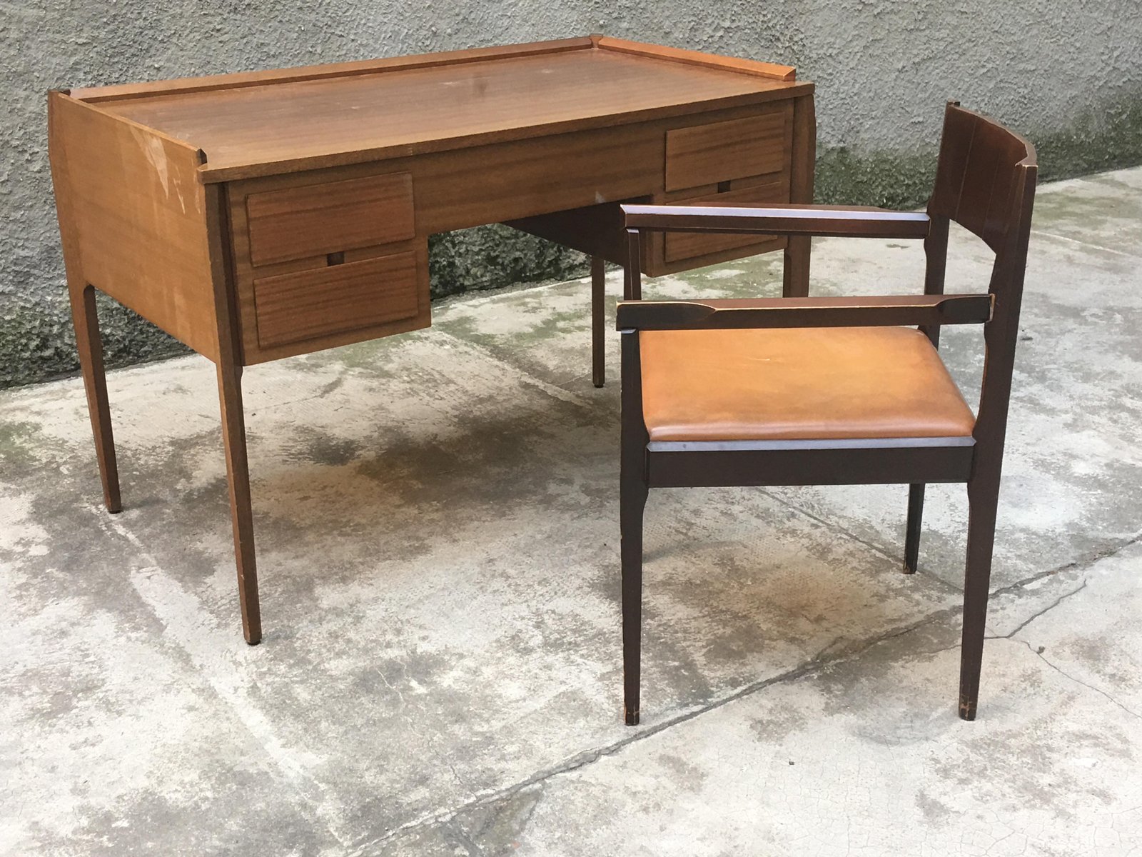 Escritorio italiano vintage pequeño con silla a juego en venta en Pamono