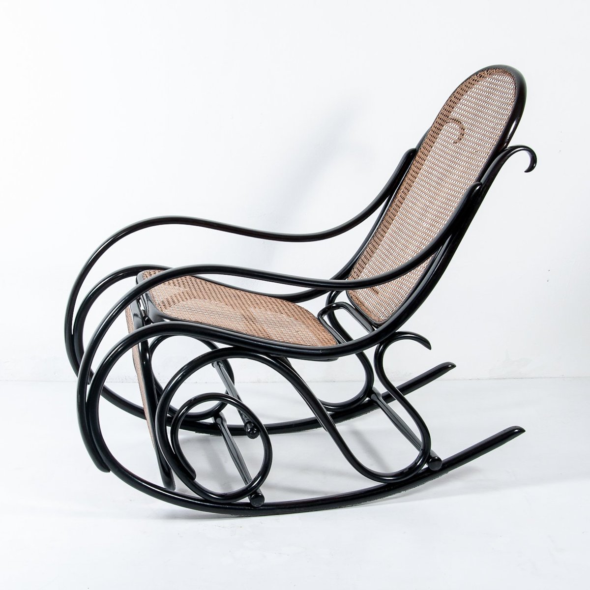 thonet schaukelstühle antik antike no 10 schaukelstuhl mit hocker von thonet bei thonet schaukelstühle antik antike no 10 schaukelstuhl mit hocker von thonet bei