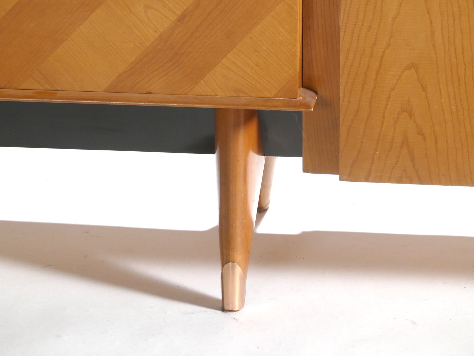 Credenza grande modernista in ciliegio, anni '50 in vendita su Pamono