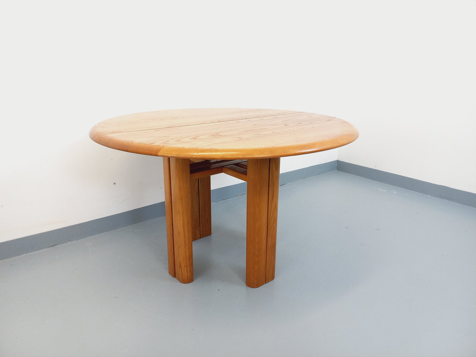 Vintage Round Dining Table in Blond Elm with Extensions from Seltz ...