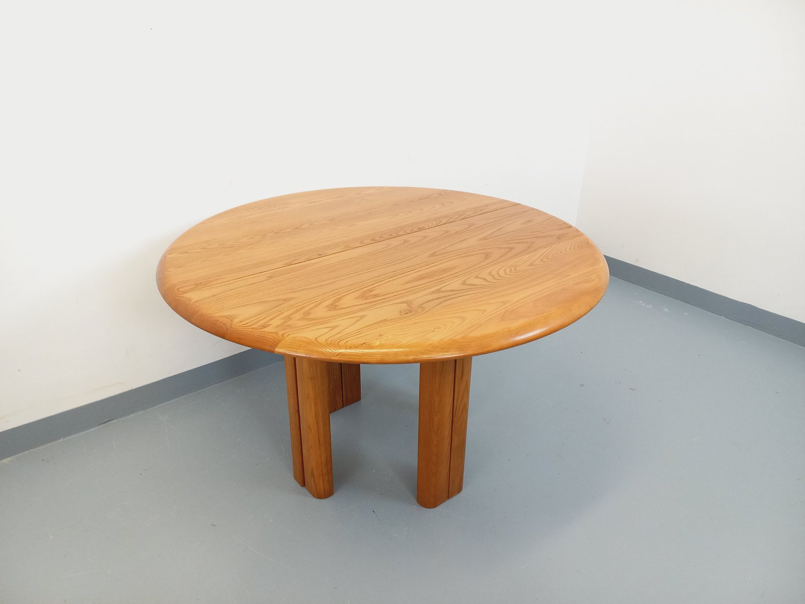 Vintage Round Dining Table in Blond Elm with Extensions from Seltz ...