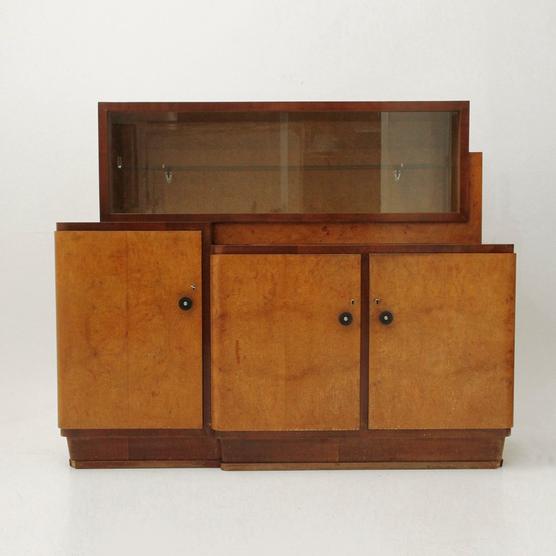 Credenza con vetrina, Italia, anni \'30 in vendita su Pamono Credenza con vetrina, Italia, anni \'30 in vendita su Pamono