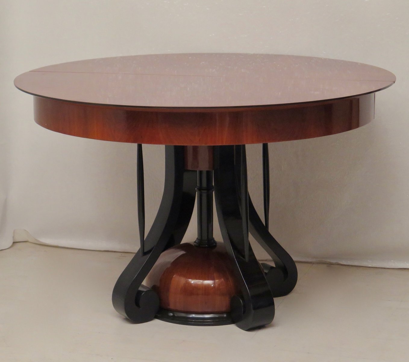 Mesa de comedor Biedermeier redonda extensible de madera de cerezo ... Mesa de comedor Biedermeier redonda extensible de madera de cerezo ...