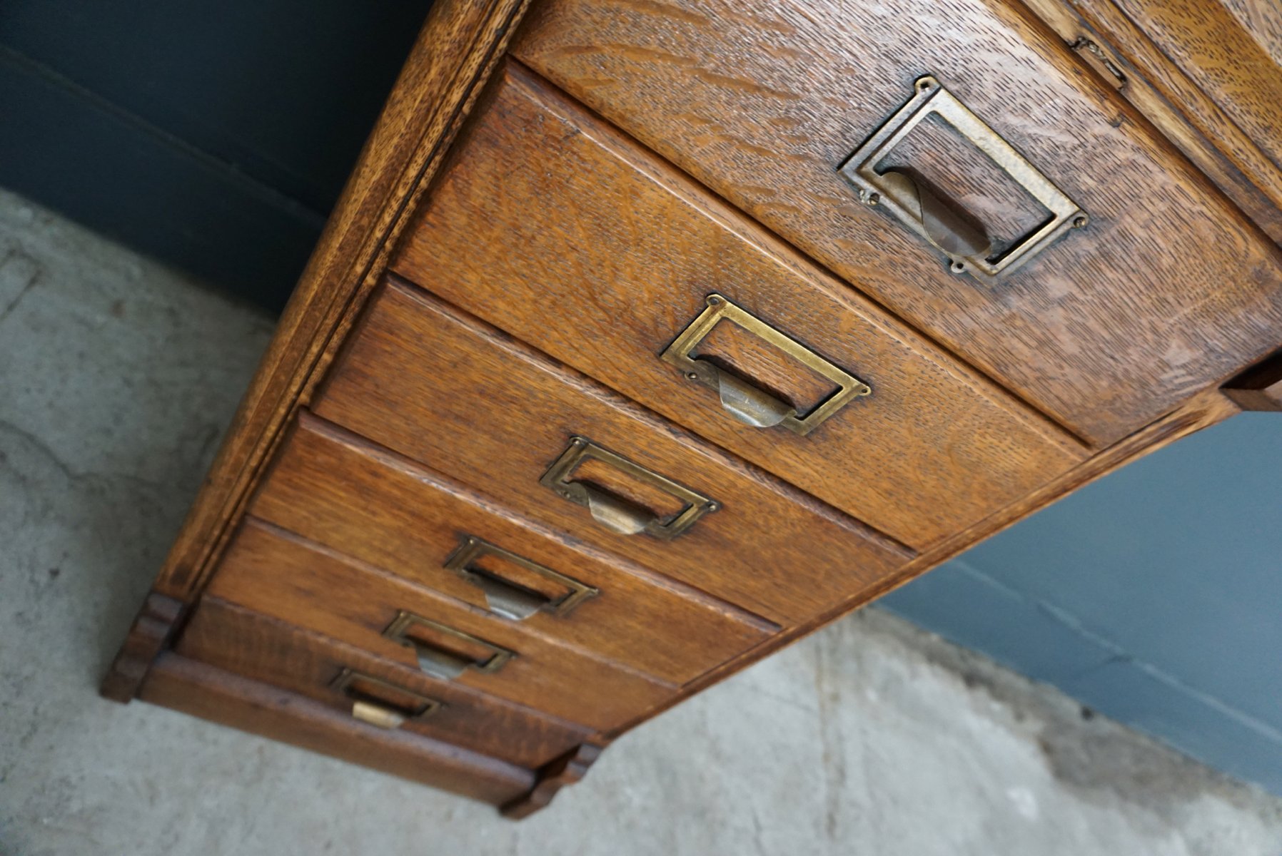 Niederländischer Eichenholz Aktenschrank, 1930er bei Pamono kaufen