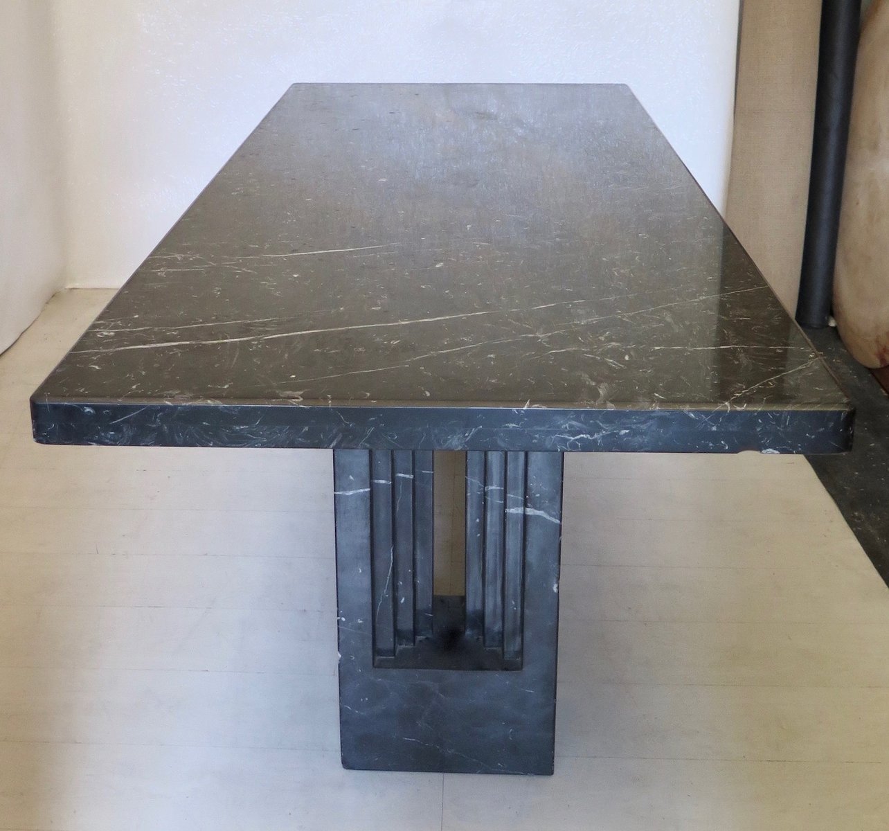 Tavolo Delfi in marmo di Marcel Breuer & Carlo Scarpa, 1969 in ... Tavolo Delfi in marmo di Marcel Breuer & Carlo Scarpa, 1969 in ...