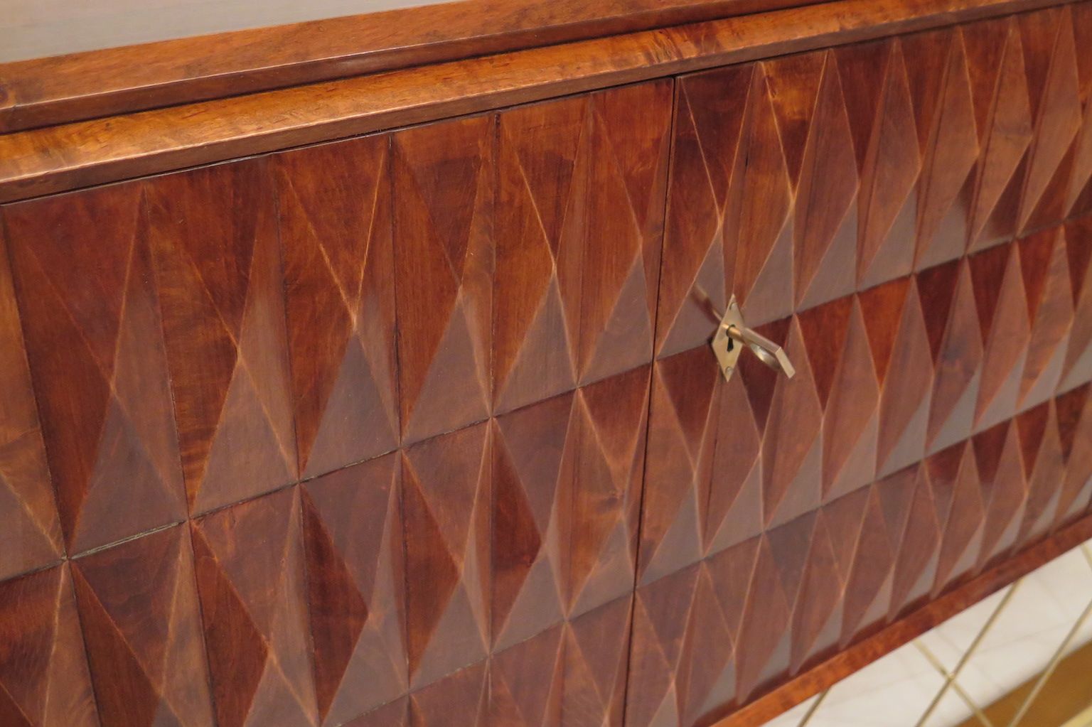 https://cdn20.pamono.com/p/z/2/7/275424_63h9wacoxz/credenza-art-deco-in-legno-di-ciliegio-italia-anni-40-immagine-6.jpg