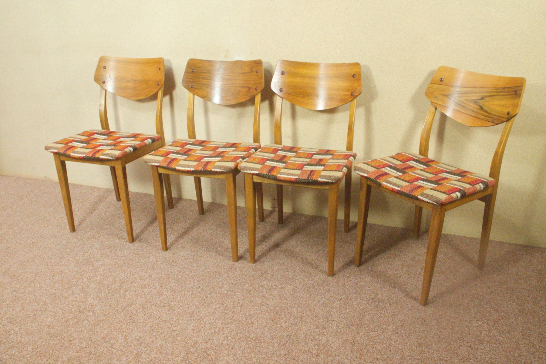 Sillas de comedor alemanas con tapicería a cuadros, años 60. Juego ... Sillas de comedor alemanas con tapicería a cuadros, años 60. Juego ...