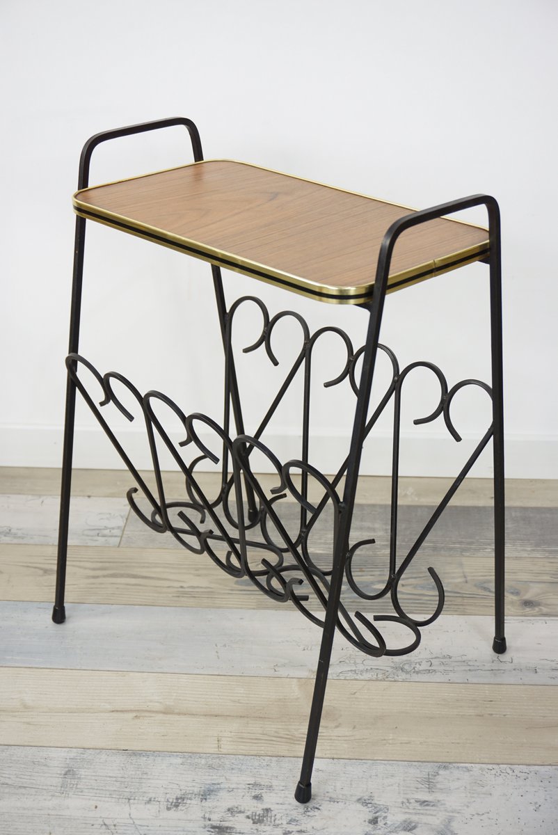 Tavolino in ferro battuto e legno con portariviste, anni \'50 in ... Tavolino in ferro battuto e legno con portariviste, anni \'50 in ...