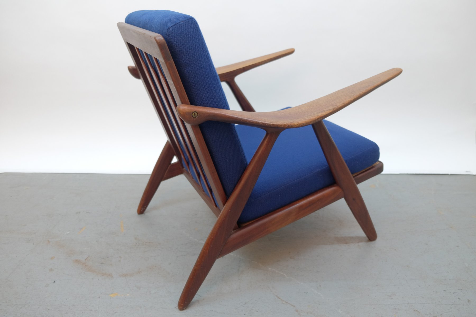 Sillón vintage danés moderno con reposabrazos curvados en venta en Pamono