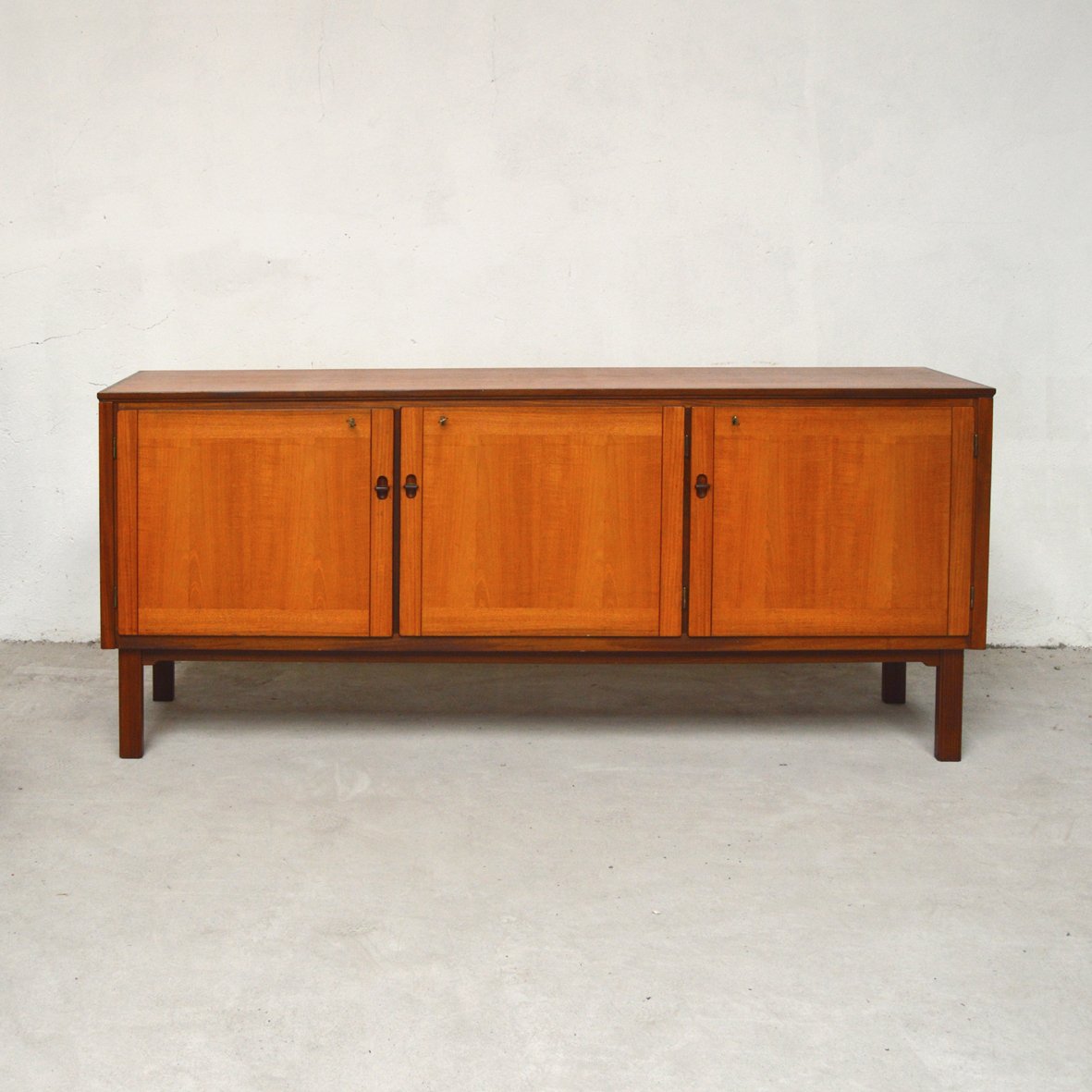 Credenza in teak, anni '60 in vendita su Pamono
