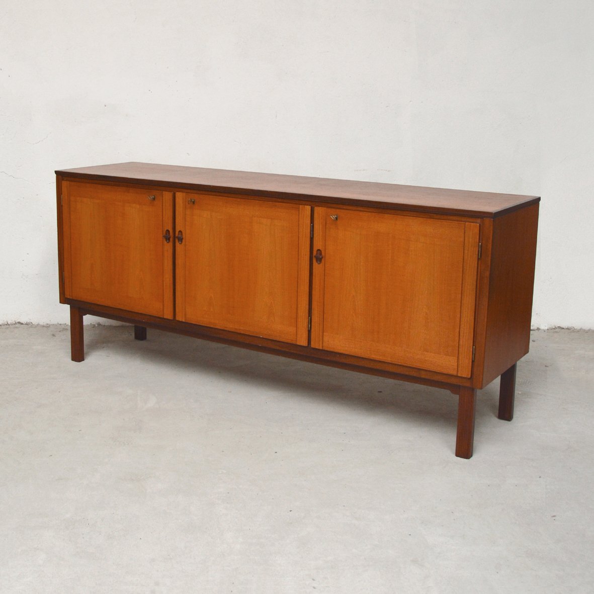 Credenza in teak, anni '60 in vendita su Pamono