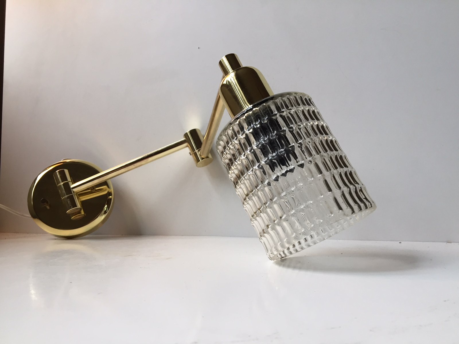 Lampada da parete Anglepoise vintage in ottone e vetro di ...