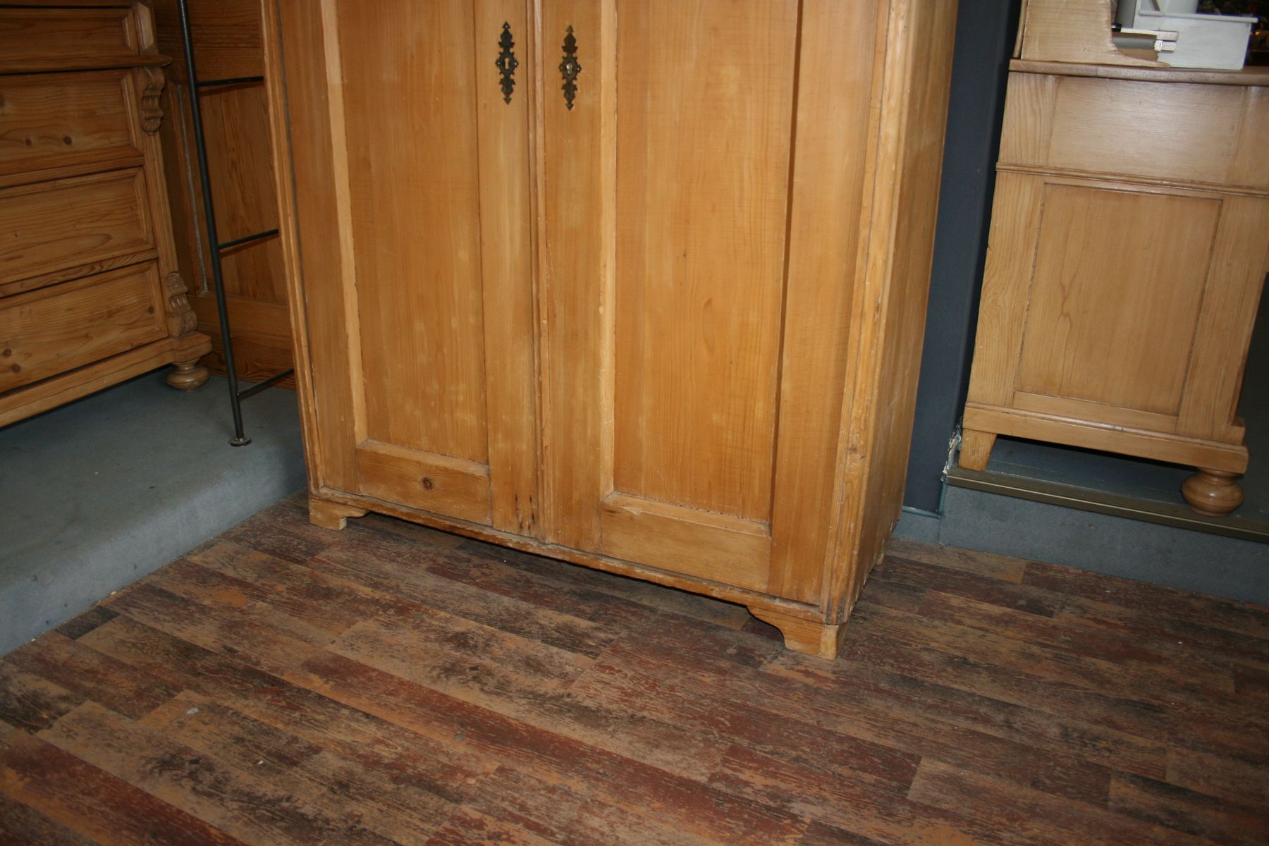 Antiker österreichischer Doppelbogen Schrank, 1860er bei Pamono kaufen