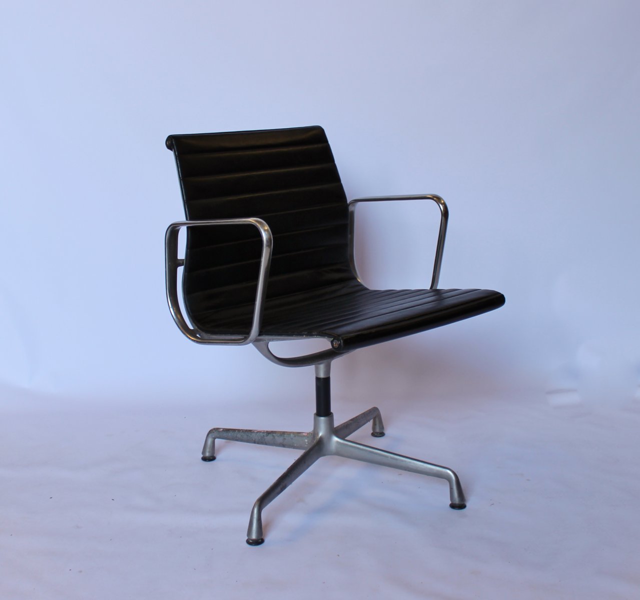 Sedie da ufficio EA107 in alluminio di Charles & Ray Eames ...