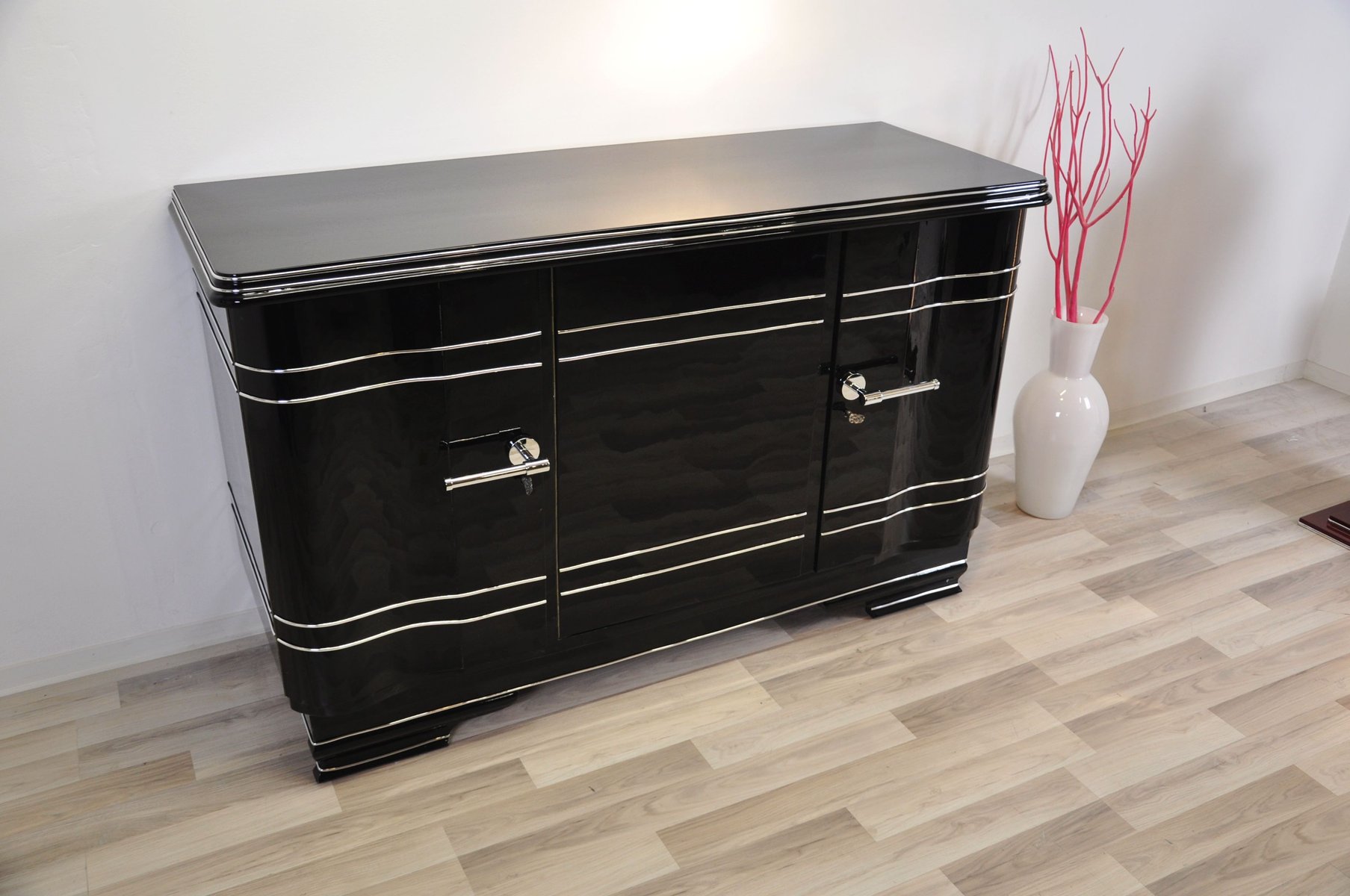 Mueble ropero vintage con líneas de metal cromado en venta en Pamono