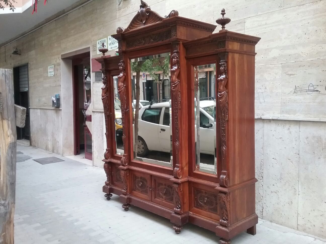 Antiker Kleiderschrank mit drei Spiegeln, 1900er bei Pamono kaufen