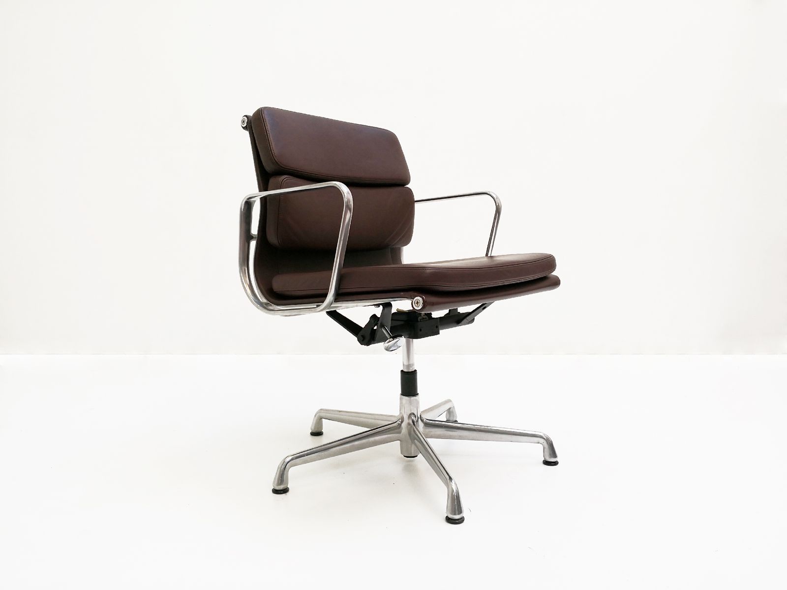 Ea 217 Soft Pad Chair By Charles Ray Eames For Vitra At Ea 217 Soft Pad Chair By Charles Ray Eames For Vitra
