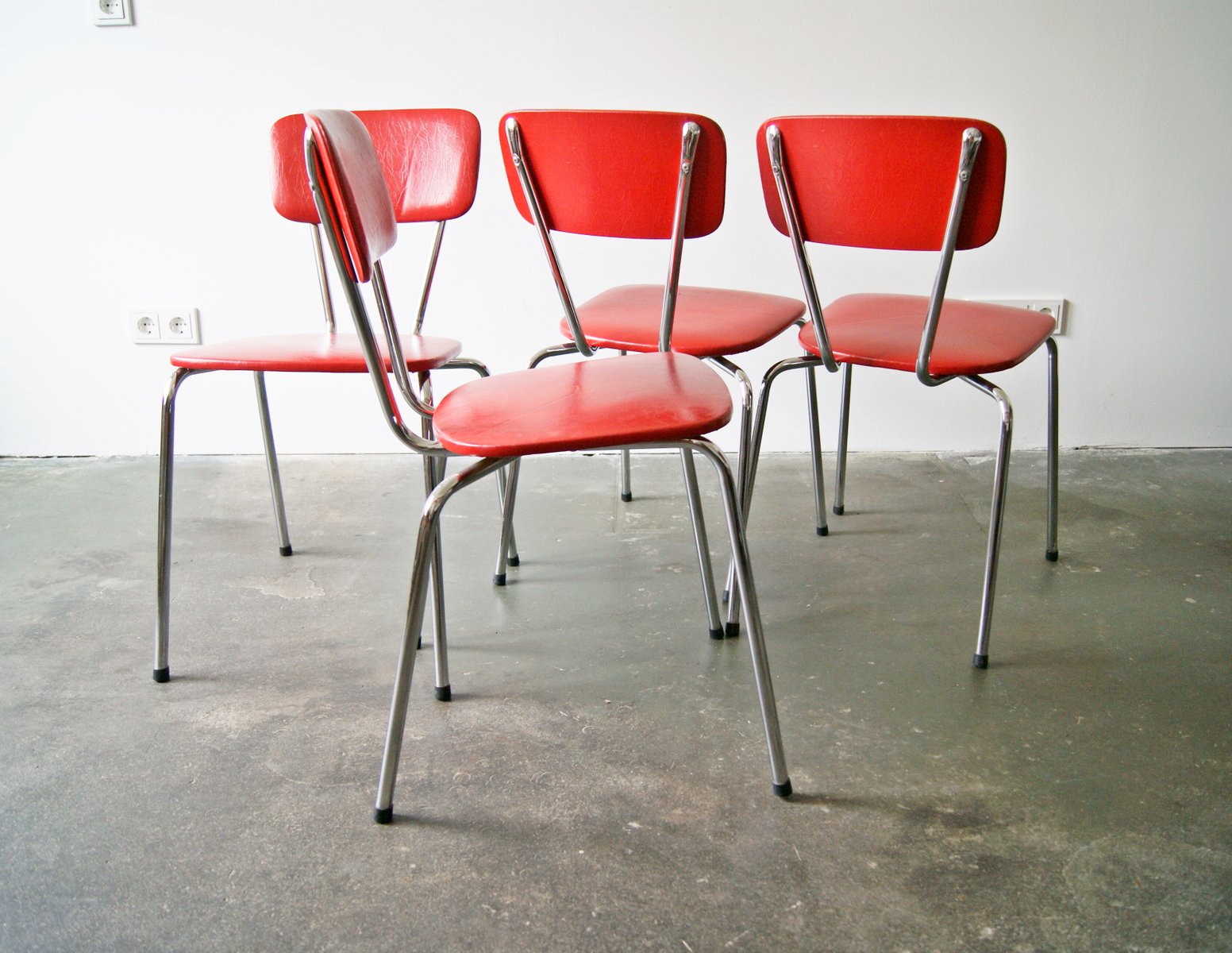 Stapelbare Küchenstühle in Rot, 1950er, 4er Set bei Pamono kaufen