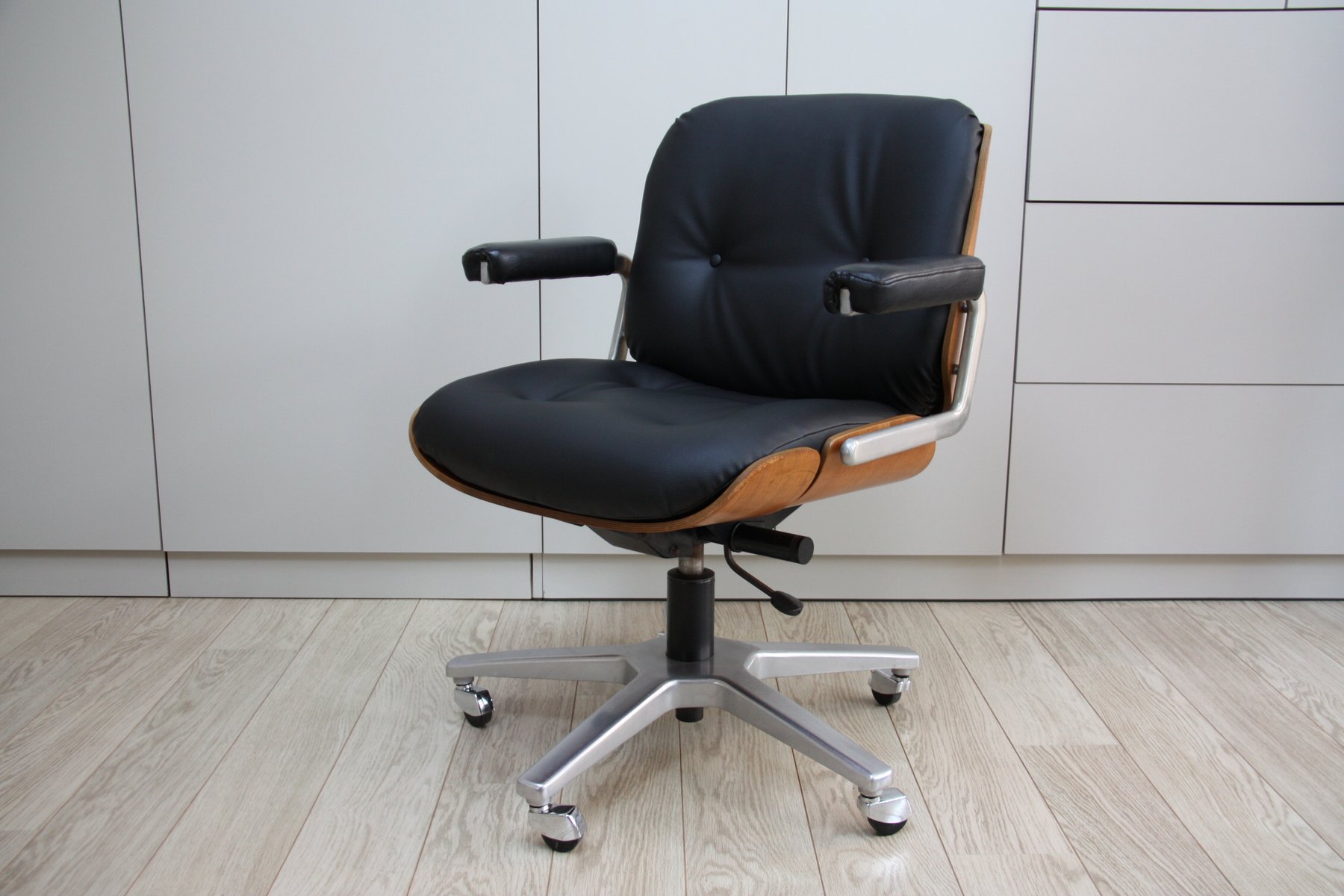 Vintage Swivel Office Chair In Black Leather Wood By Karl Dittert Vintage Swivel Office Chair In Black Leather Wood By Karl Dittert For Giroflex 1960s