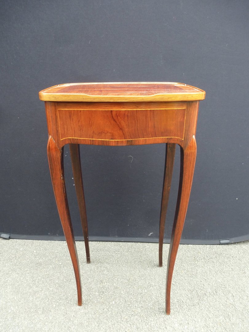 Mesa de comedor Louis XV antigua pequeña en venta en Pamono Mesa de comedor Louis XV antigua pequeña en venta en Pamono