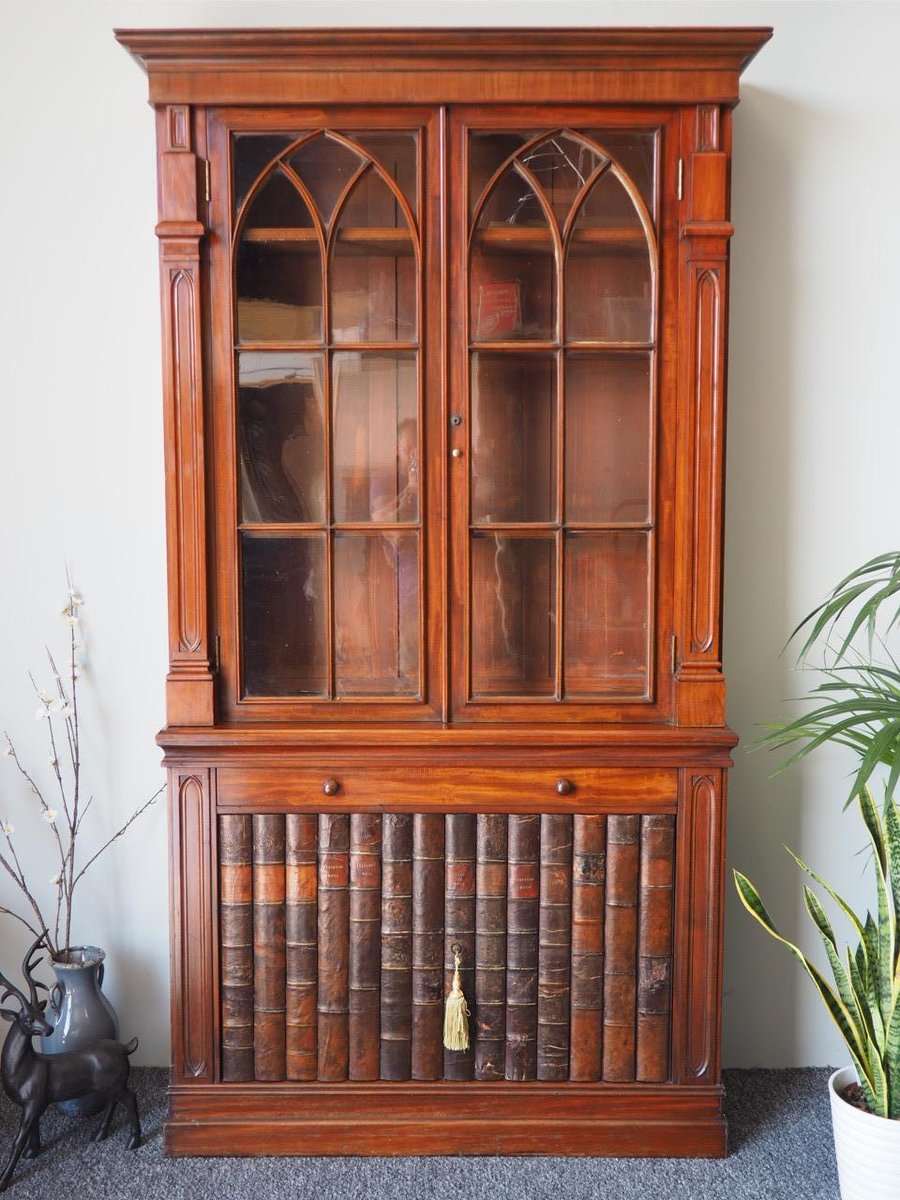 Antique Gothic Style Gany Faux Leather Display Cabinet Bei Antique Gothic Style Gany Faux Leather Display Cabinet