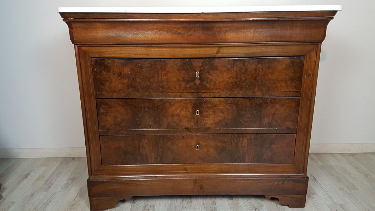 Antique Walnut Dresser With Marble Top 1830s In Vendita Su Pamono