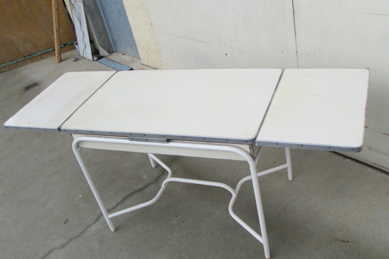 Ausziehbarer Küchentisch aus Resopal, 1950er bei Pamono kaufen