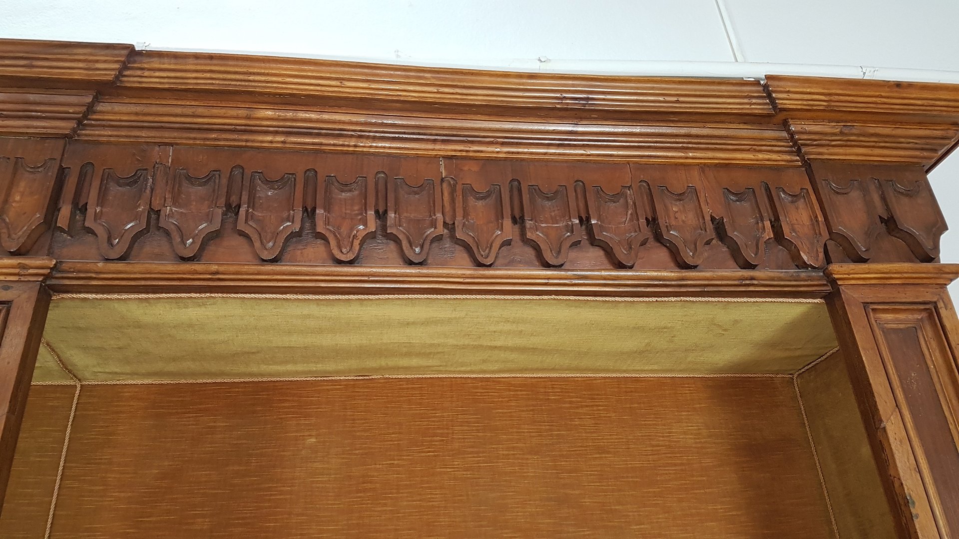 Großes antikes Bücherregal bei Pamono kaufen