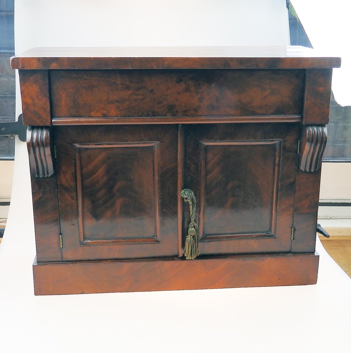 Small Antique Mahogany Cabinet Bei Pamono Kaufen