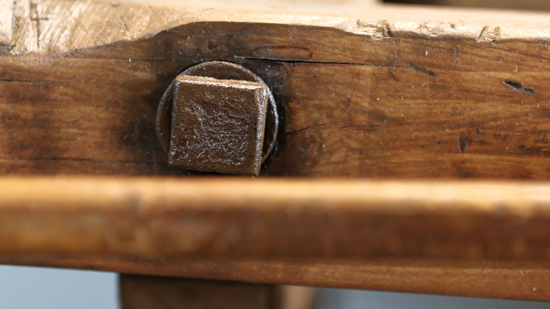 Antike industrielle Bank mit Holzspindeln bei Pamono kaufen