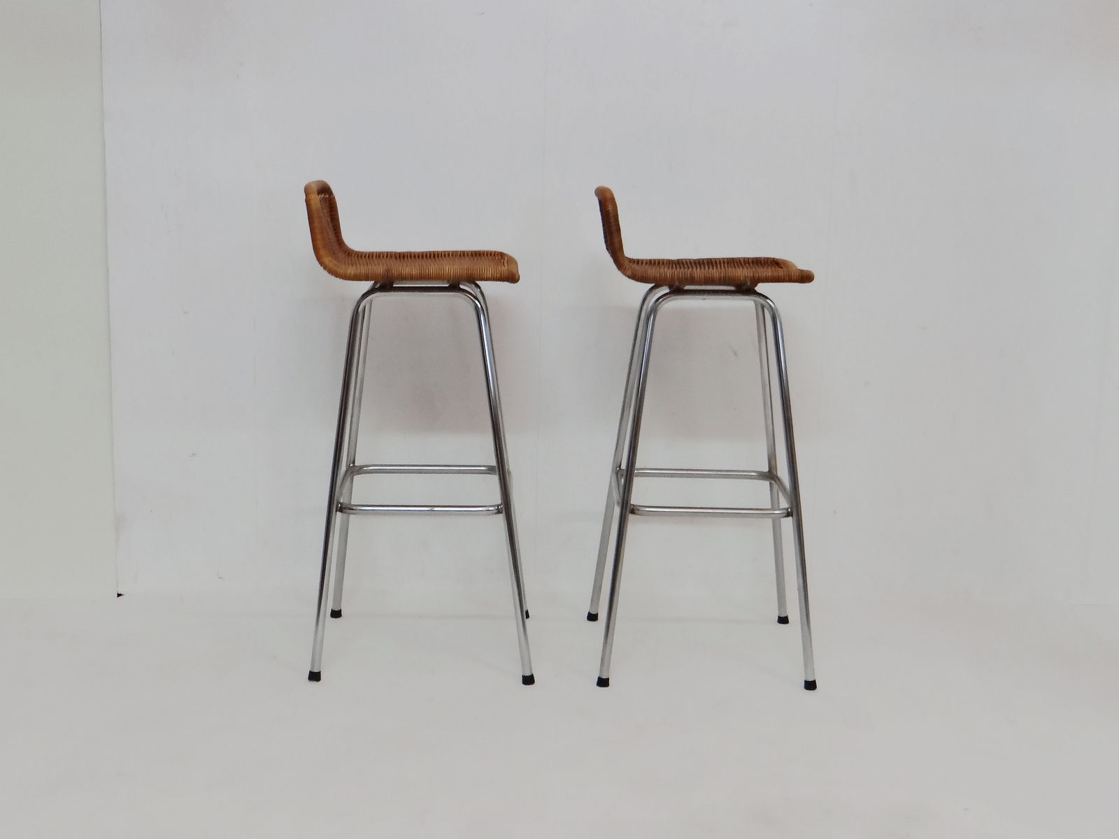 Vintage Barhocker aus Korbgeflecht, 2er Set bei Pamono kaufen