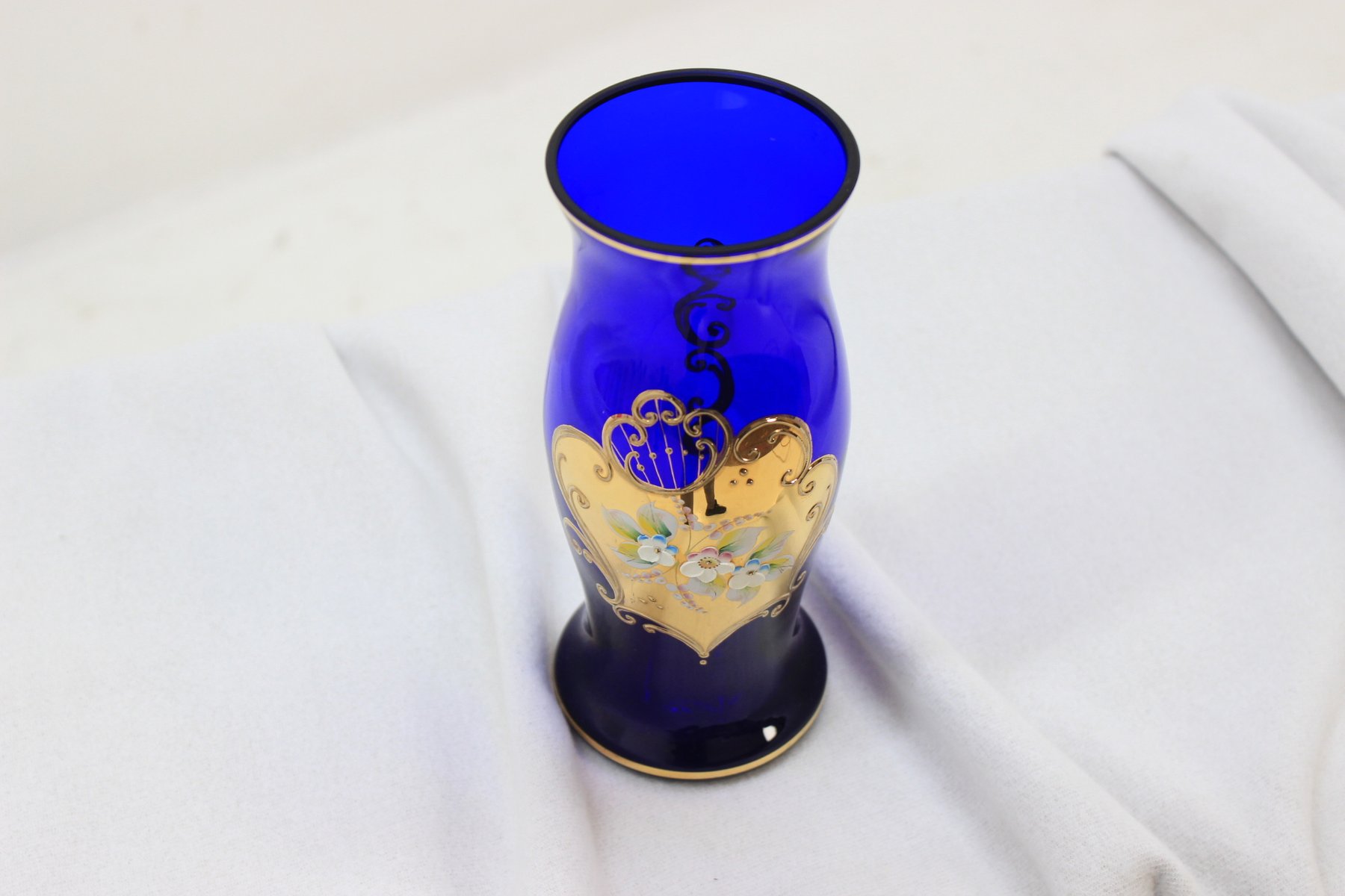 Vase tchèque antique 11 pouces Moser cabochon en verre doré