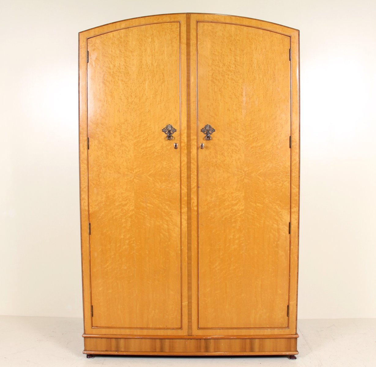 Vintage Birdseye Maple Arched Amoire Bei Pamono Kaufen