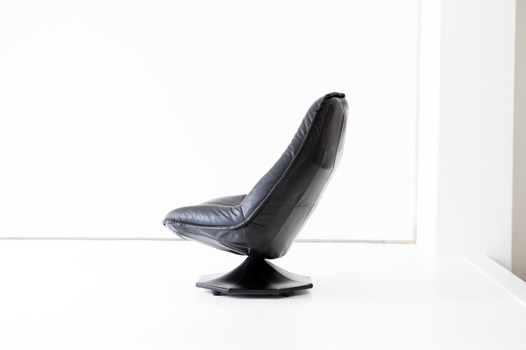 Swedish Black Leather Swivel Lounge Chair, 1960s for sale at Pamono