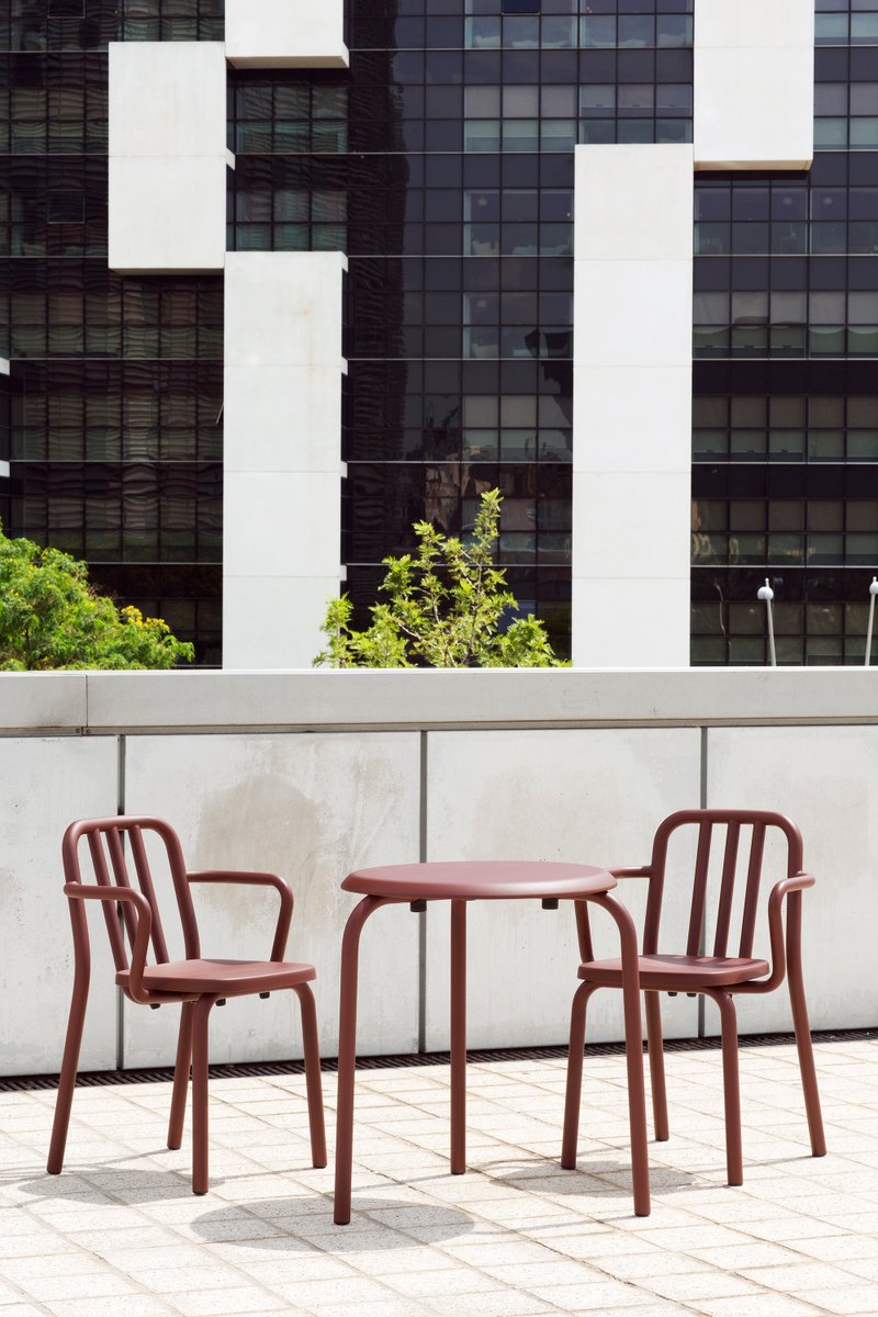 Chestnut Brown Aluminum Tube Chair with Arms by Mobles114 for sale at