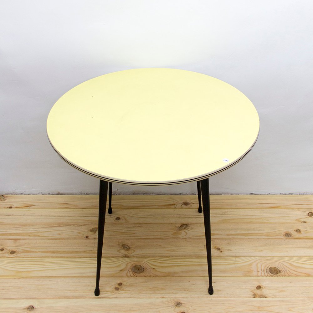 Mesa de cocina redonda de metal y formica amarilla, años 60 en venta ... Mesa de cocina redonda de metal y formica amarilla, años 60 en venta ...