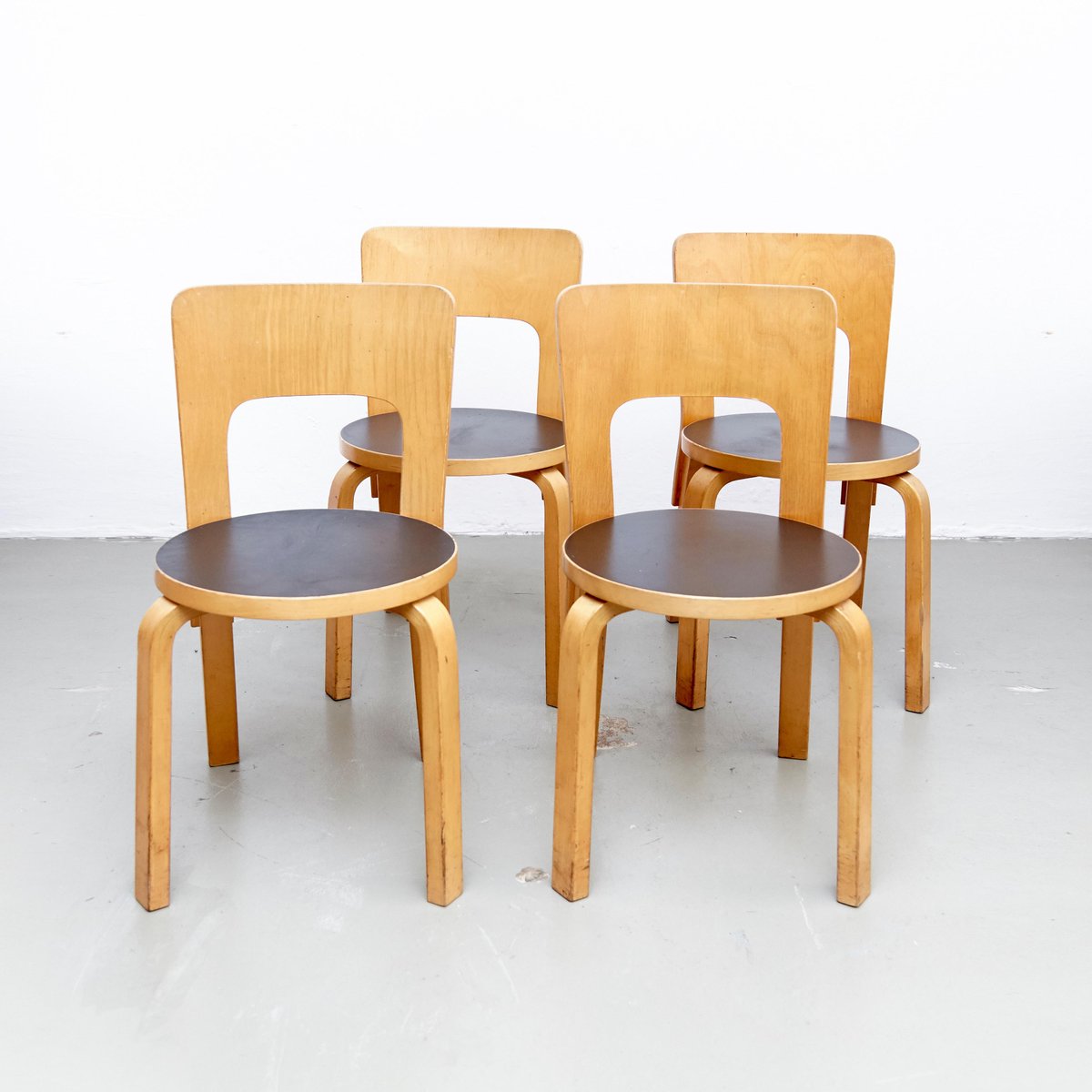 Tavolo e sedie da pranzo vintage di Alvar Aalto, anni '70 ...
