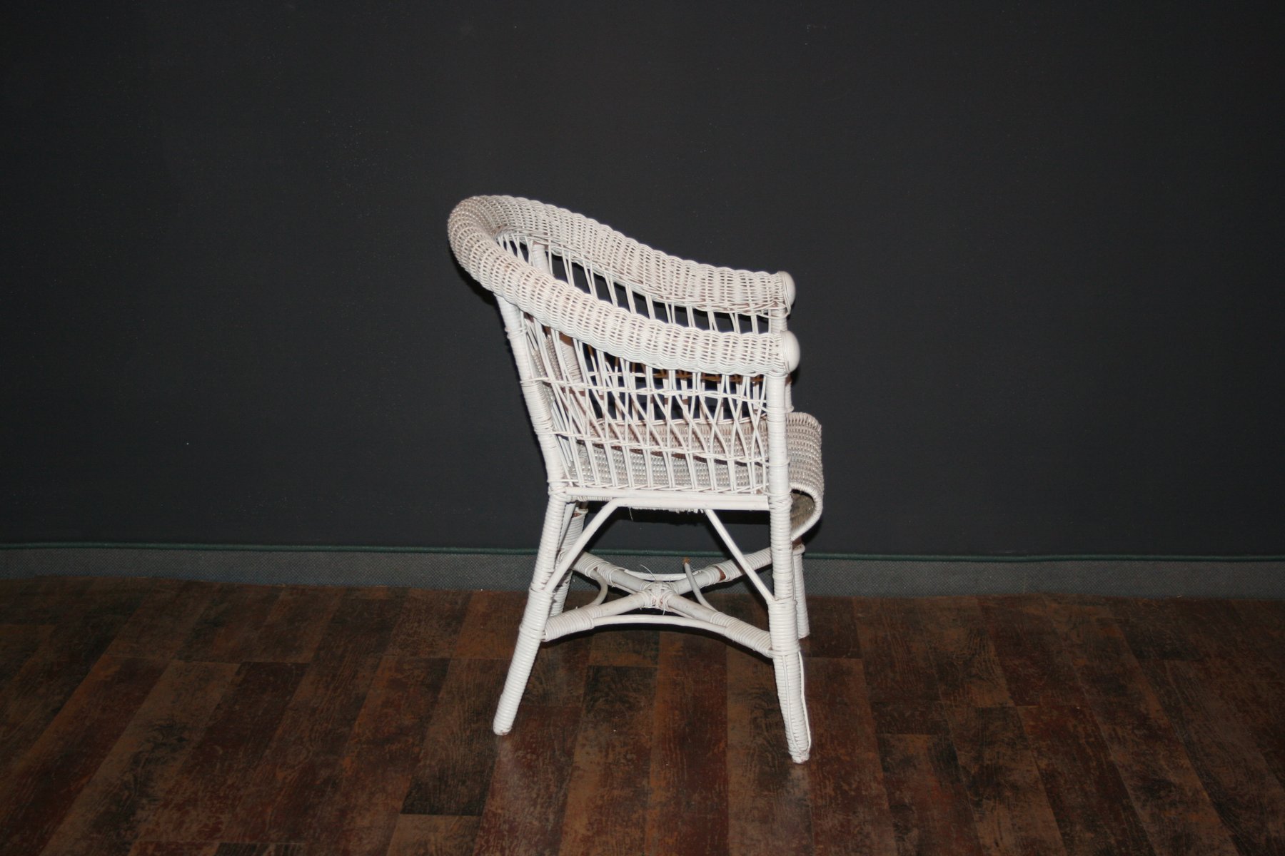 Antiker weißer Kinder-Korbstuhl bei Pamono kaufen